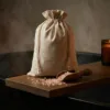 Lniany worek z solą do kąpieli w relaksującej aranżacji SPA.