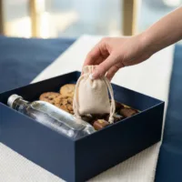 Ekologiczne woreczki bawełniane jako naturalne opakowanie na upominki w pudełku.