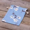 Woreczek à la lniany z nadrukiem 15 x 20 cm - niebieskie kwiaty W podróży