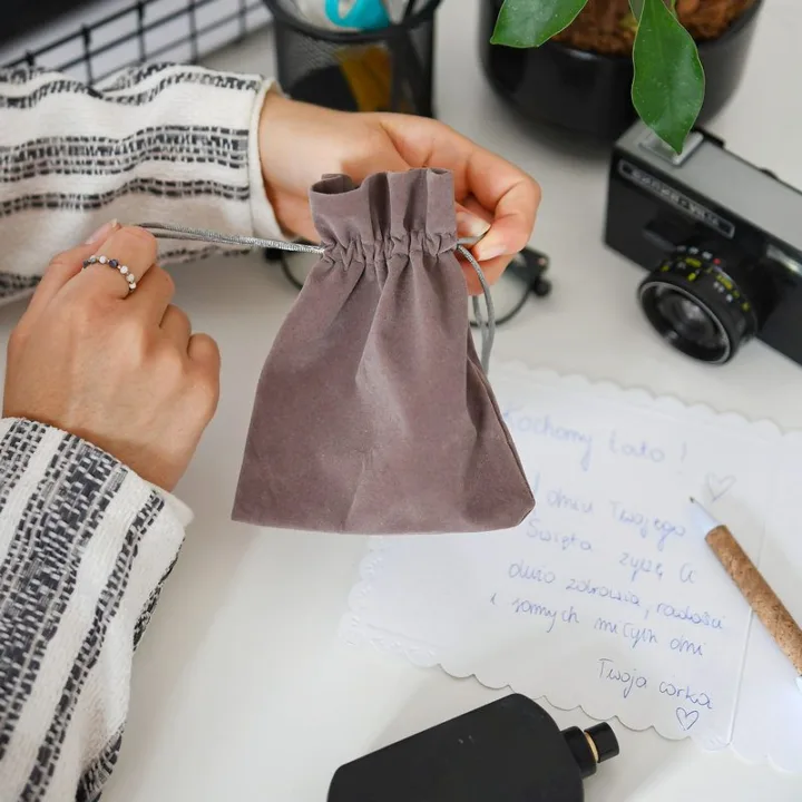 Woreczki welurowe 6 x 8 cm - srebrne Chrzest Święty