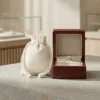 Naturalny woreczek bawełniany obok eleganckiego pudełka z pierścionkiem zaręczynowym.