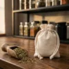 Woreczki bawełniane idealne do przechowywania suszonych ziół i aromatów w kuchni.