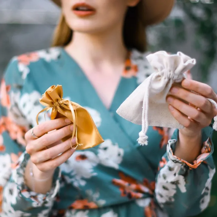 Woreczki satynowe 8 x 10 cm - złote Małe woreczki 8x10 cm