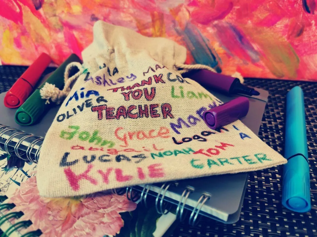 Prezenty dla nauczycieli zapakujcie w personalizowane lniane woreczki DIY