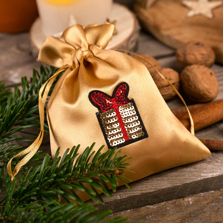 Złoty woreczek satynowy na prezenty