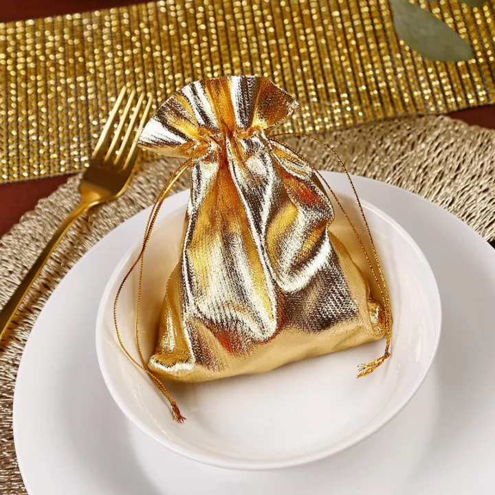 Złote woreczki metaliczne do dekoracji stołu