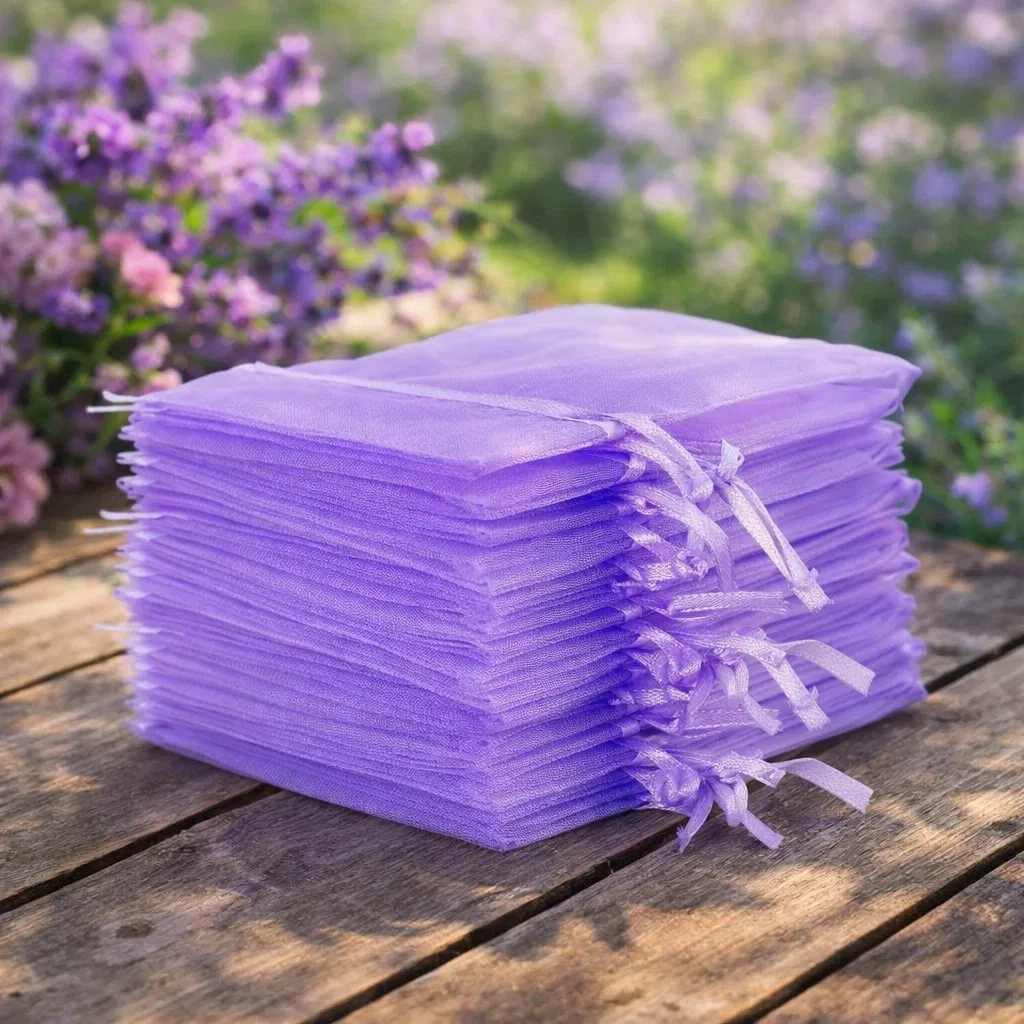 Fioletowe woreczki z organzy leżące na deskach