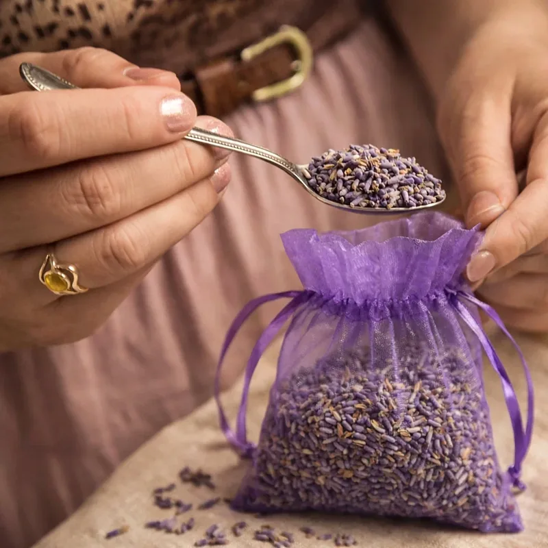 Napełnienie organzowego woreczka suszoną lawendą