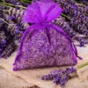 Woreczki z organzy na tle fioletowych kwiatów jako dekoracyjne opakowanie