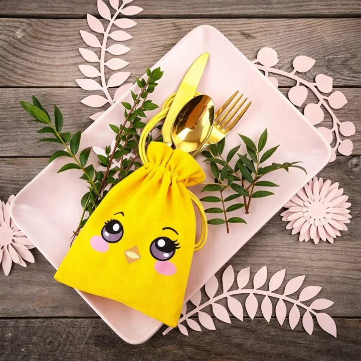 Żółty wielkanocny woreczek z motywem kurczaczka jako etui na sztućce