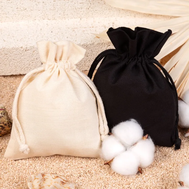 Ekologiczne woreczki bawełniane ze sznurkiem w kolorze naturalnym i czarnym.