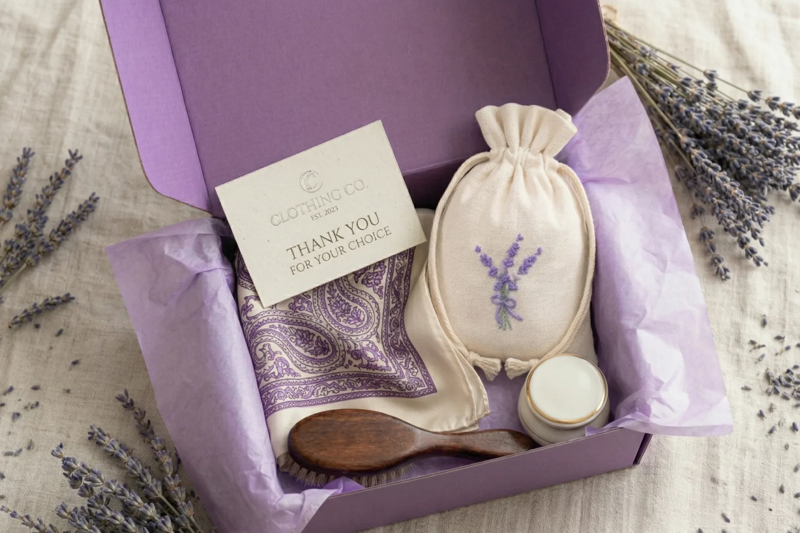 Materiałowy woreczek zapachowy z lawendą jako profesjonalny upominek dołączany do zamówień wysyłkowych w ramach strategii lojalnościowej B2B.