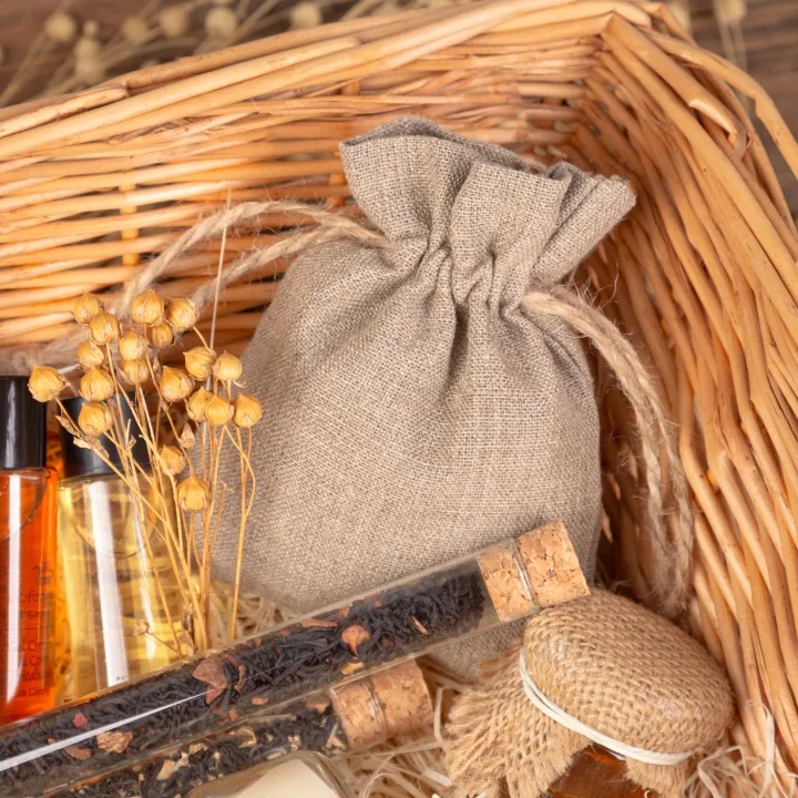 Lniany woreczek zerowaste w koszyku z naturalnymi kosmetykami i suszem.