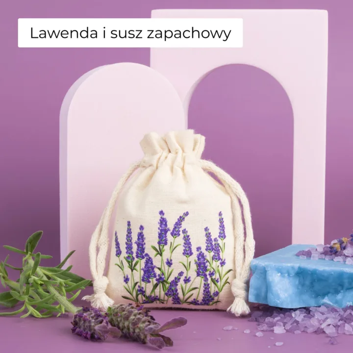 Biały woreczek bawełniany z nadrukiem lawendy, wypełniony suszem zapachowym potpourri.