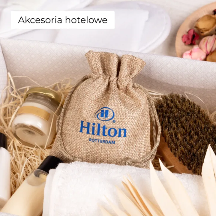 Personalizowane woreczki jutowe z logo Hilton jako eleganckie opakowania na akcesoria hotelowe.